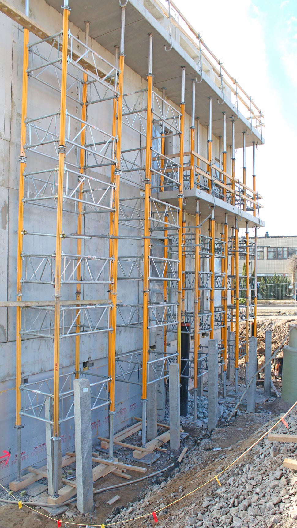 MULTIPROP-tukitornit parveketuennassa Domino-korttelin työmaalla.