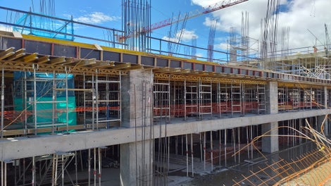 El sistema de torres de soporte ST-100 en conjunto con el sistema MULTIFLEX garantizan una superficie de trabajo segura y organizada.