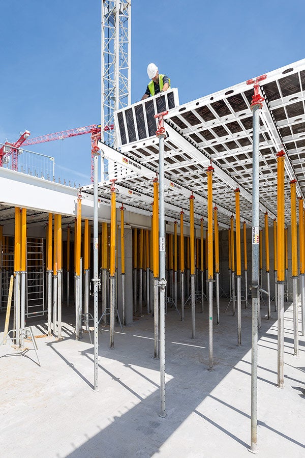 Mit der Alu-Paneel-Deckenschalung SKYDECK von PERI konnte durch eine systematische und einfache Montage rationell geschalt werden. Handliche und leichte Systembauteile ermöglichten kraftsparendes Arbeiten und besonders niedrige Schalzeiten.