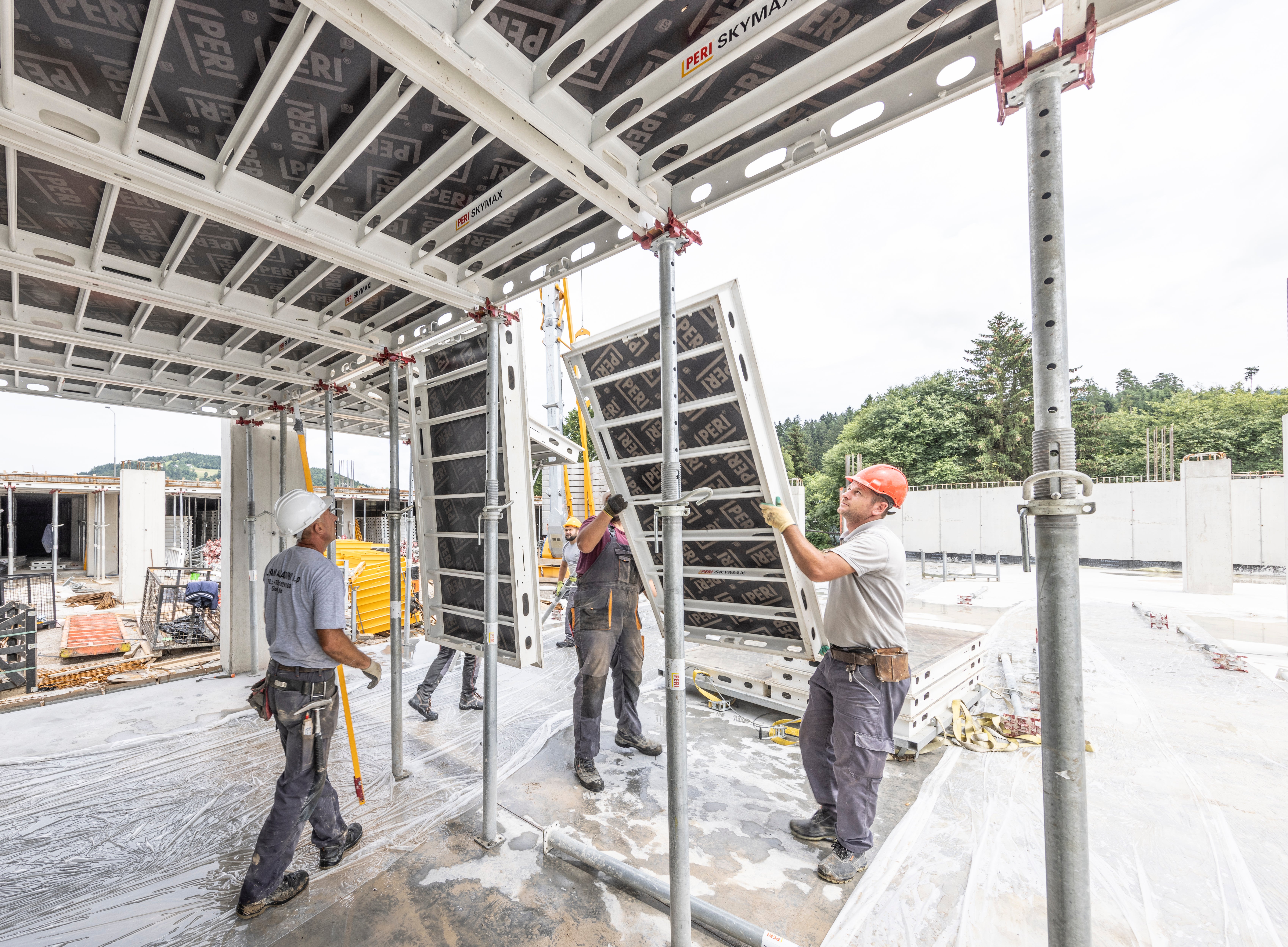 Le coffrage et décoffrage rapides sont rendus possibles grâce au faible poids des composants, tandis que le décoffrage anticipé est facilité par la tête de décintrement brevetée. Cette combinaison unique de légèreté et de conception innovante permet d'accélérer les processus de construction, réduisant ainsi les temps d'attente et améliorant l'efficacité globale du chantier.