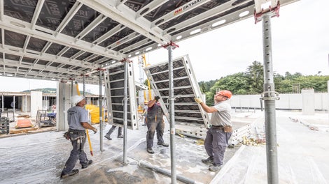 Le coffrage et décoffrage rapides sont rendus possibles grâce au faible poids des composants, tandis que le décoffrage anticipé est facilité par la tête de décintrement brevetée. Cette combinaison unique de légèreté et de conception innovante permet d&#039;accélérer les processus de construction, réduisant ainsi les temps d&#039;attente et améliorant l&#039;efficacité globale du chantier.