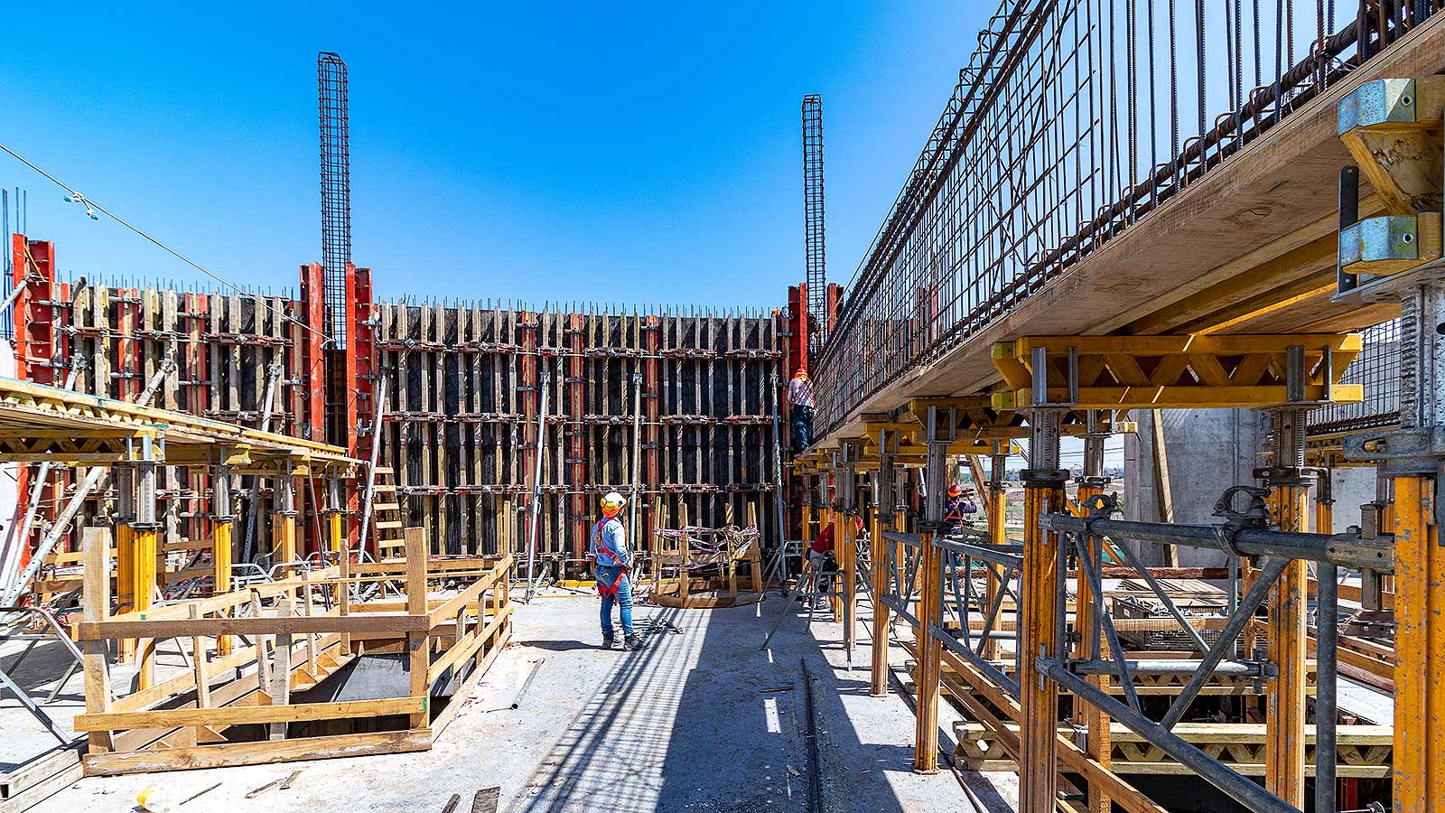 El proyecto consiste en el edificio corporativo y de producción de Floramatic, empresa que se especializa en la fabricación y distribución de sabores, fragancias y colores para las industrias de alimentos