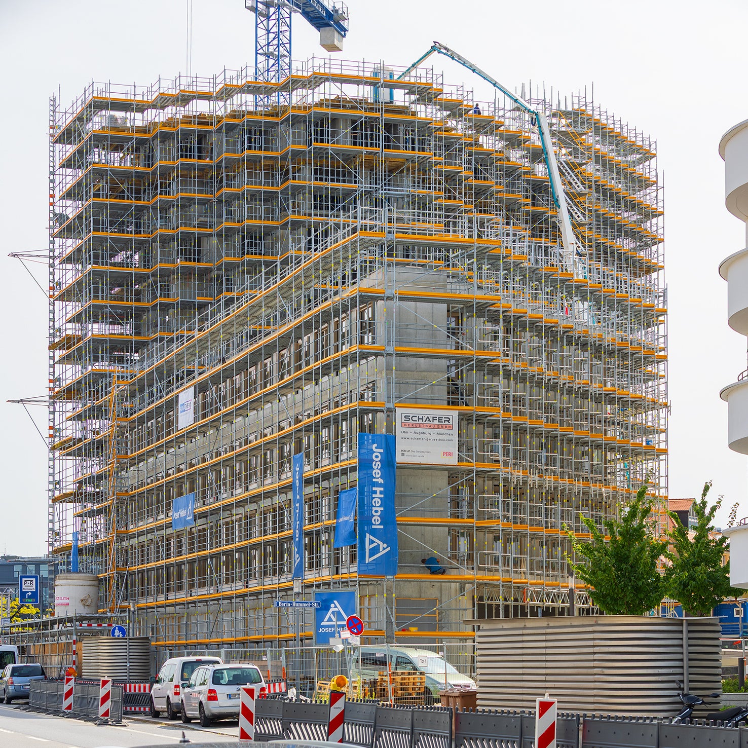 Nach kurzer Bauzeit sind die knapp 80 neuen, einzigartigen Wohnungen der Meiller Gärten seit März 2026 bezugsfertig.