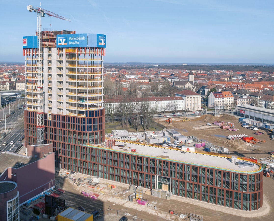 The 20 floors of the 70-m high-rise – together with the 5 floors of the slender, 120 m long base construction – offer room for about 1,000 office workplaces.