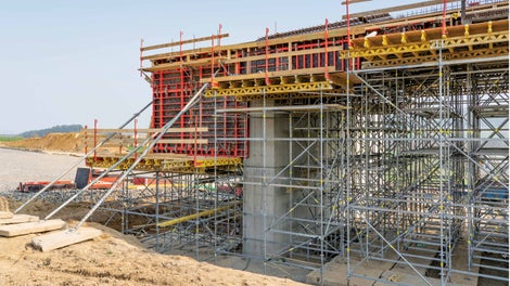 Bednění zavěšených křídel a opěr systémem TRIO na skruži z lešení PERI UP.