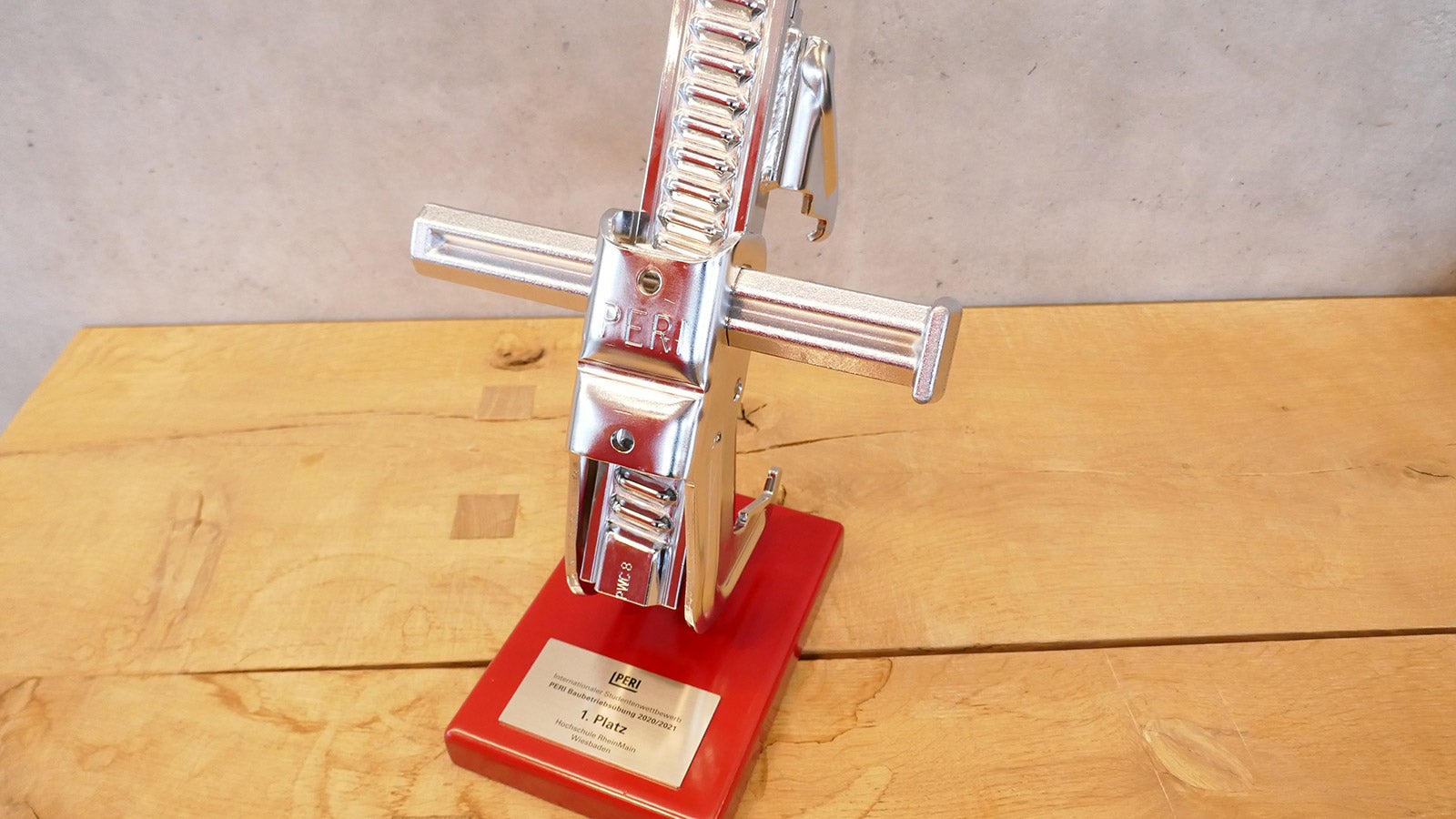 The coveted trophy for 1st place in the PERI Construction Exercise 2021 goes to RheinMain University in Wiesbaden. 