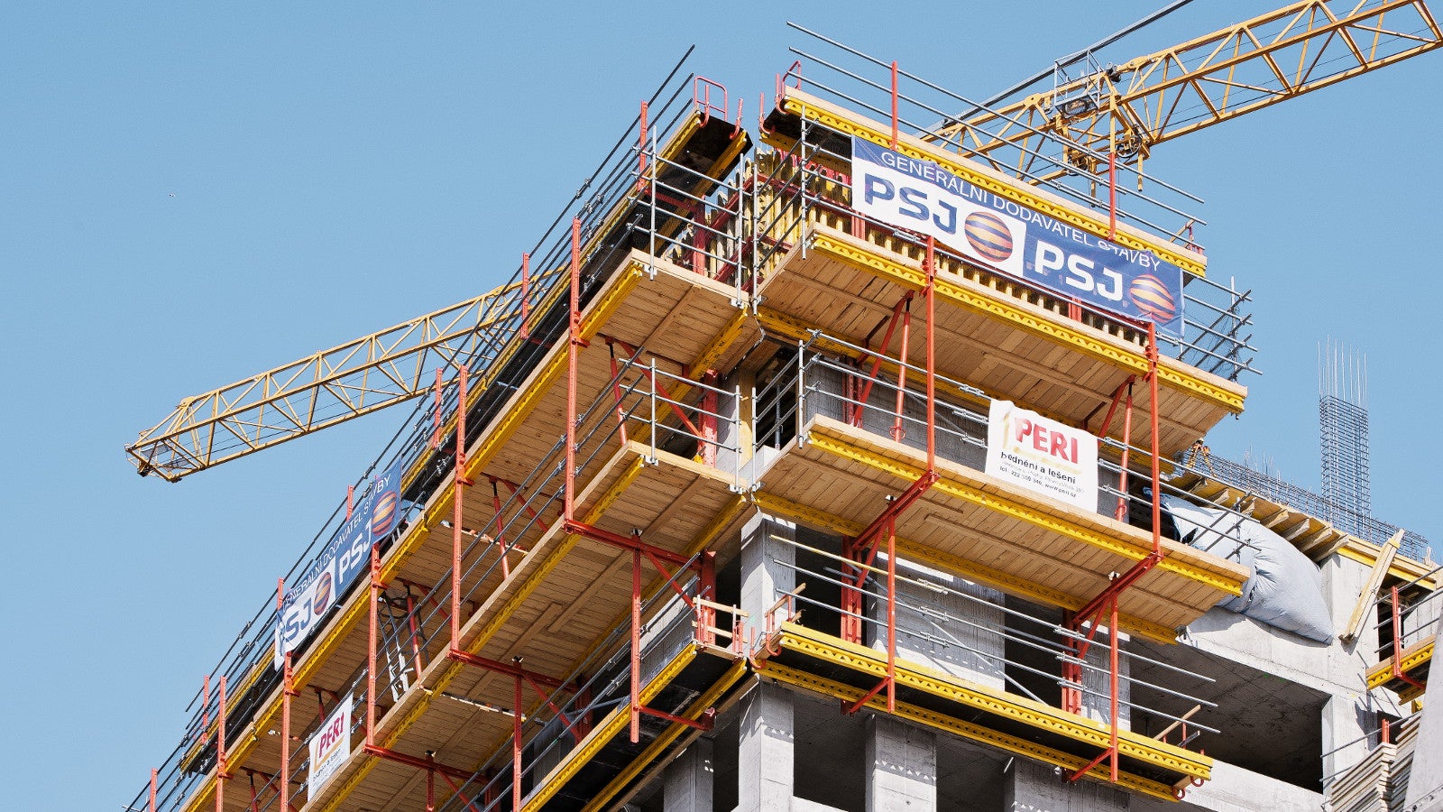 Zajištění bezpečného pracovního prostoru pro personál stavby v jakékoliv výšce s lávkami ze systému RCS.