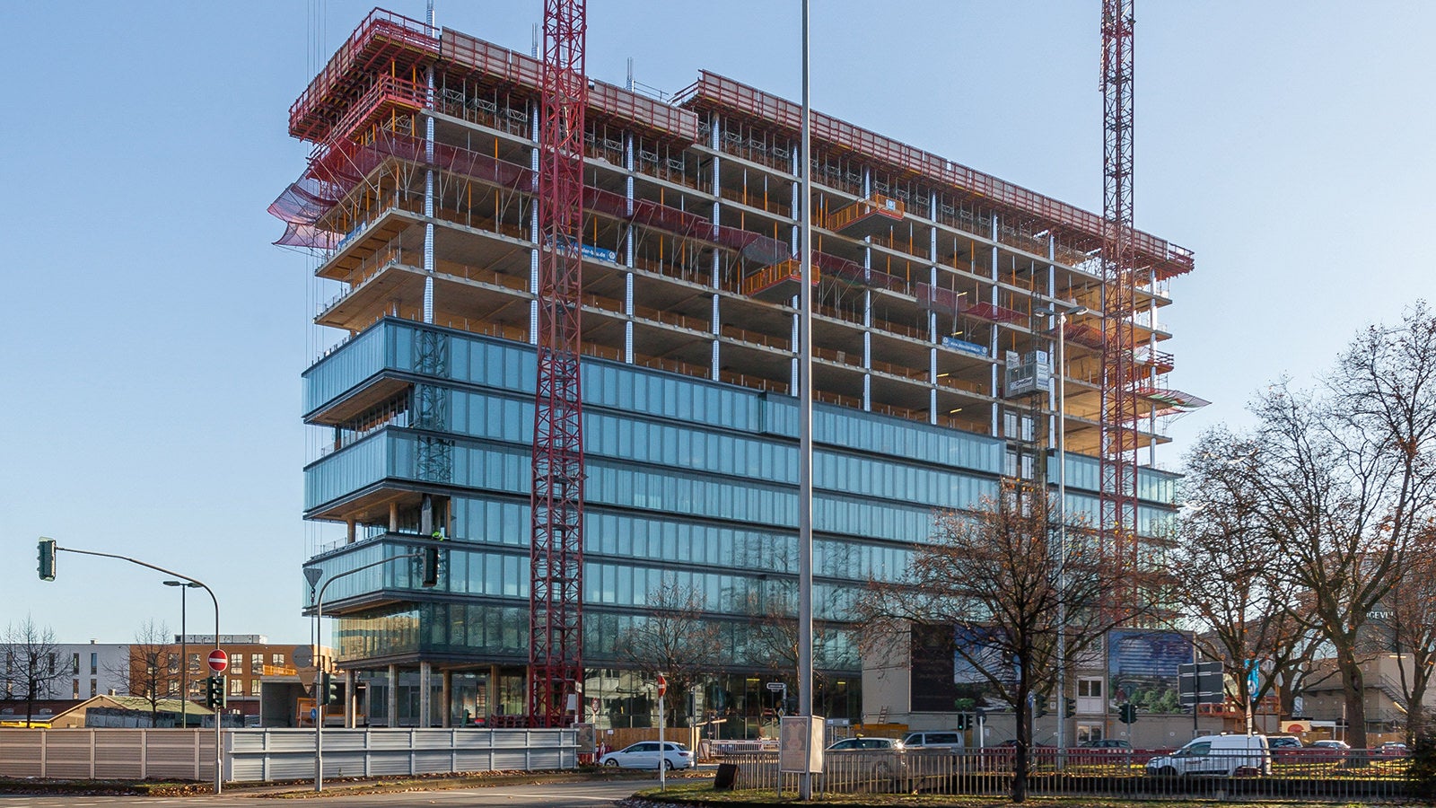 Der 62 m hohe, modern gestaltete Gebäudekomplex wird die neue Deutschlandzentrale des Kosmetikkonzerns L'Oréal.