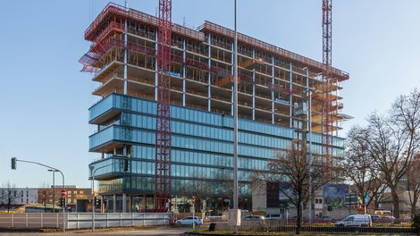 Der 62 m hohe, modern gestaltete Gebäudekomplex wird die neue Deutschlandzentrale des Kosmetikkonzerns L'Oréal.