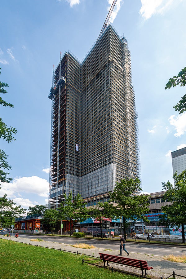 Das 120 m hohe Hochhaus des Gebäudekomplexes „Steglitzer Kreisel“, eines der höchsten Gebäude Berlins, wird derzeit aufwendig saniert und in einen exklusiven City-Wohntower mit über 300 Eigentumswohnungen umfunktioniert.