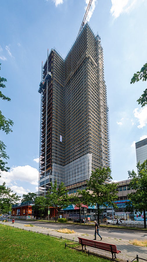 Das 120 m hohe Hochhaus des Gebäudekomplexes „Steglitzer Kreisel“, eines der höchsten Gebäude Berlins, wird derzeit aufwendig saniert und in einen exklusiven City-Wohntower mit über 300 Eigentumswohnungen umfunktioniert.