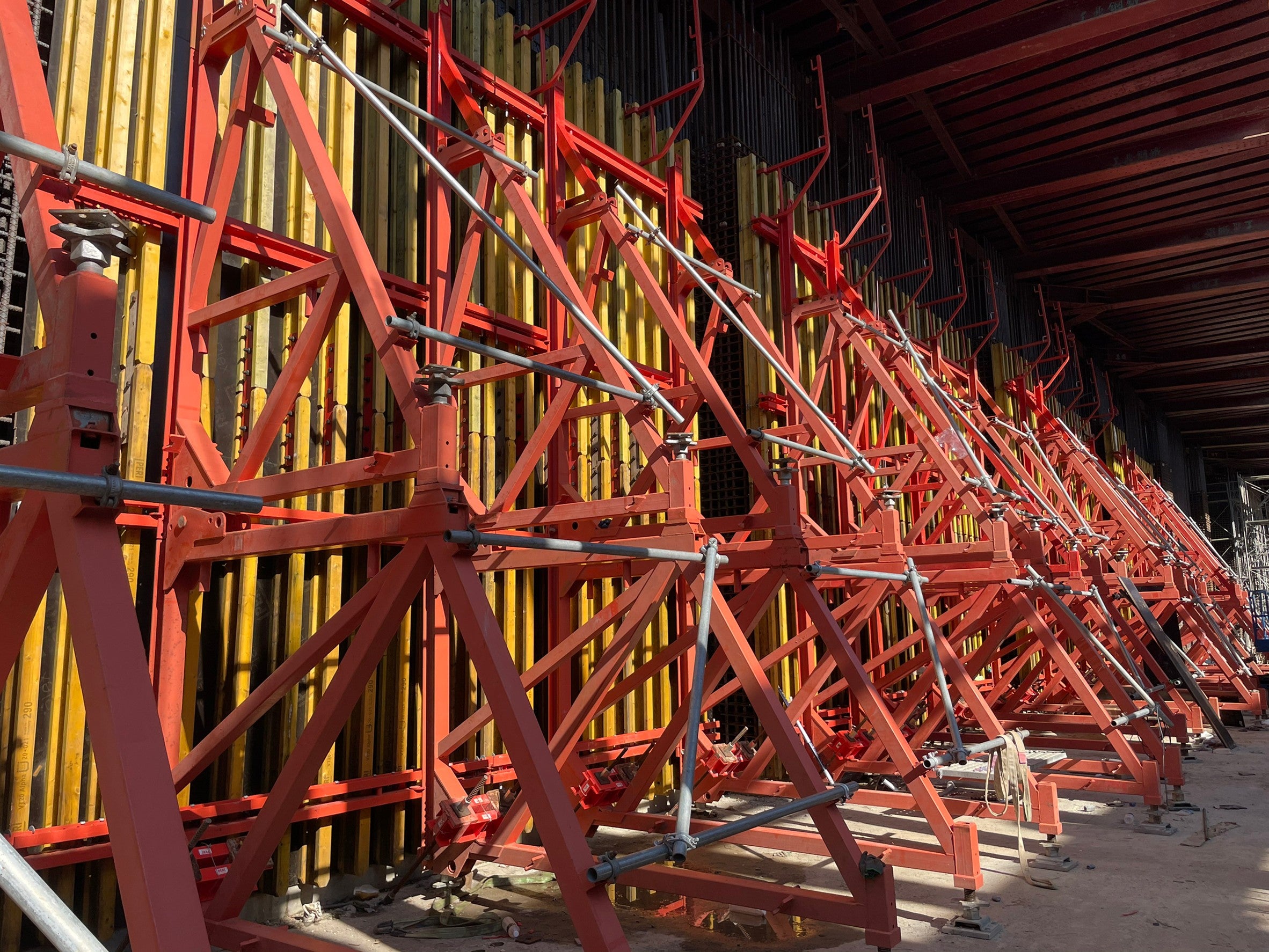 The 11.82 hectares large Jincheng Depot is the only depot that serves in Metro Wanda–Zhonghe–Shulin Line. It is also the very first underground depot in the area.