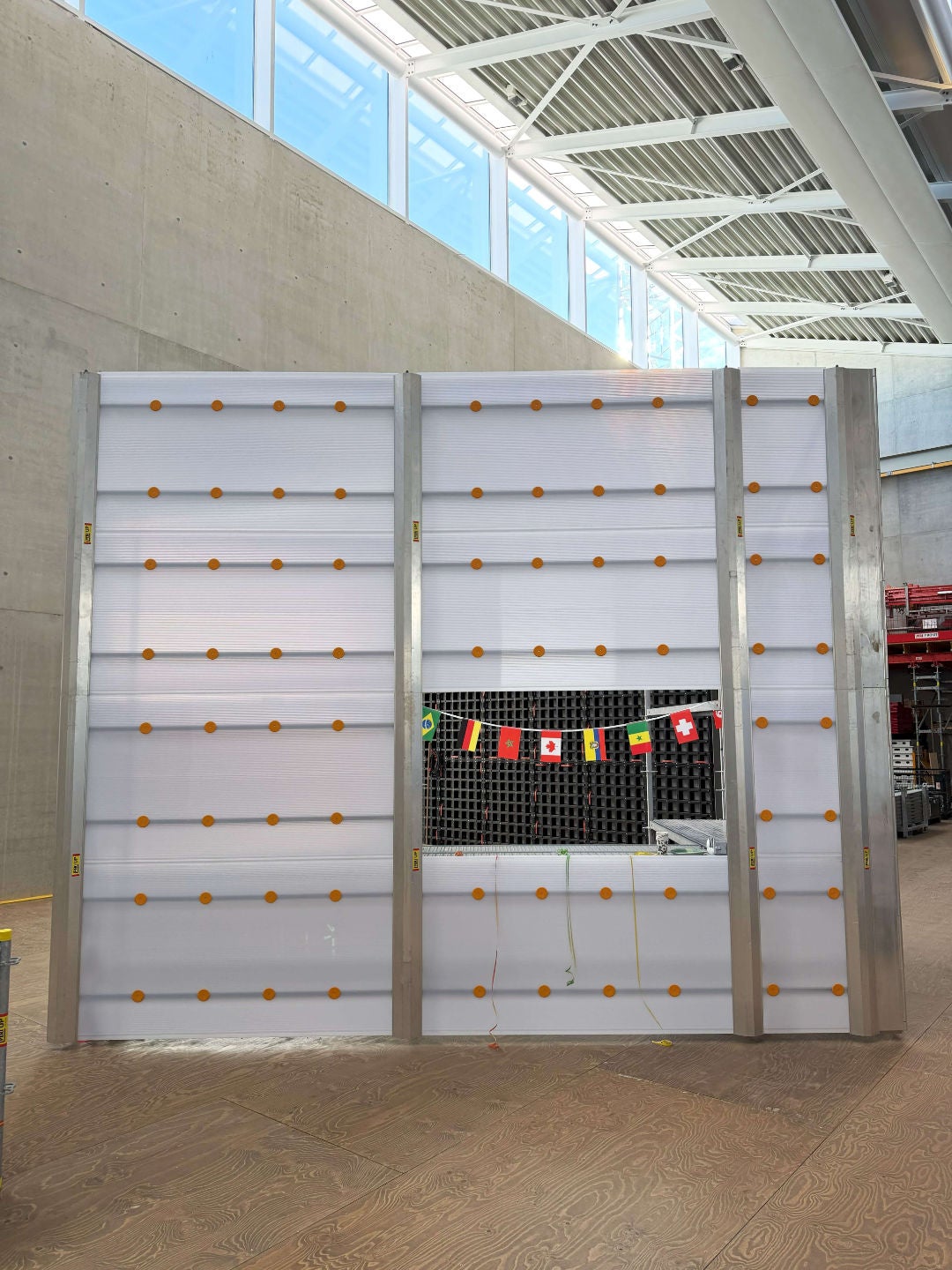 Hier ist für das leibliche Wohl gesorgt: Der Kiosk bietet Platz für die Ausgabe von Getränken und Essen. Die PERI UP Cladding Paneele schaffen einen hellen, lichtdurchfluteten Innenraum, der gleichzeitig Sichtschutz von außen bietet.