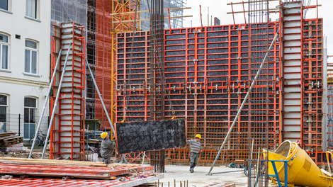 De PERI elementen worden met behulp van een torenkraan naar de juiste positie gehesen. Het plaatsen gebeurt relatief snel.