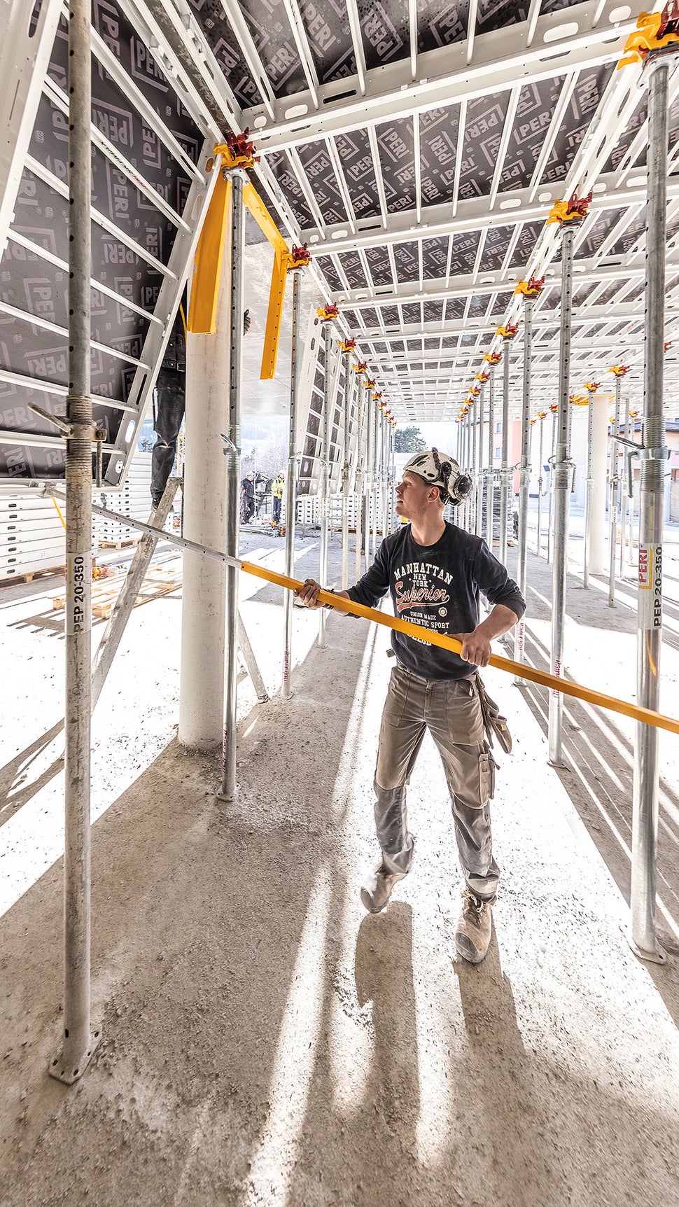 Die Paneele werden aus sicherer Position von unten eingehängt und mit Hilfe einer Schalhilfe hochgeschwenkt<br/>