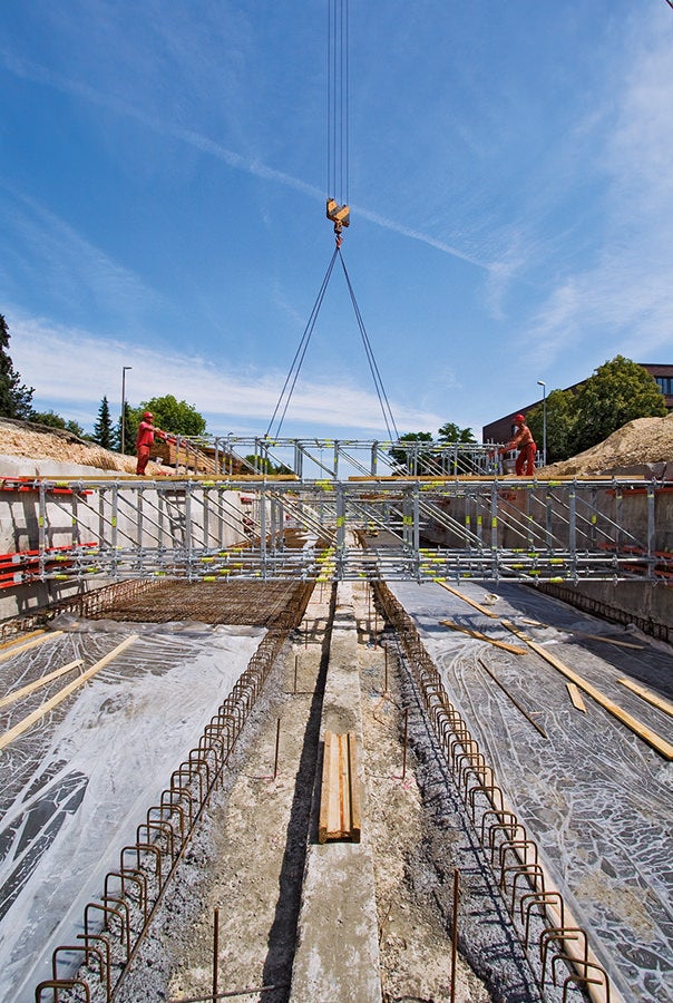 Die vormontierten Türme lassen sich einfach und schnell als komplette Einheit per Kran umsetzen.