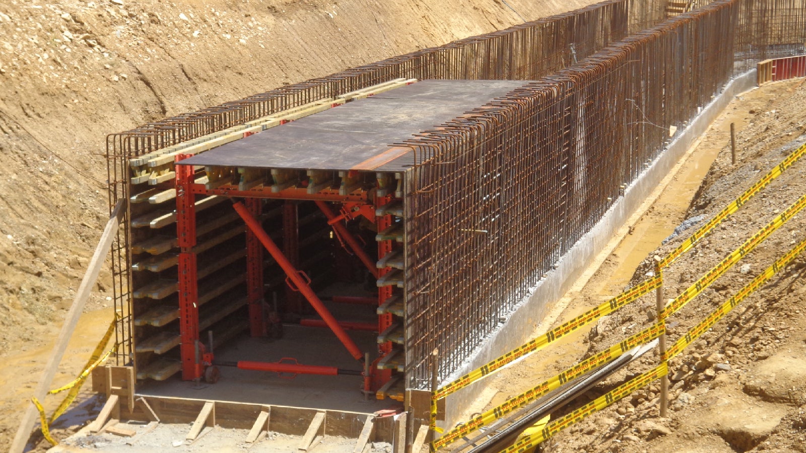 La facilidad de desplazamiento y de desencofrado del sistema RKR garantizó un rendimiento apropiado en la ejecución de los box culverts del proyecto.