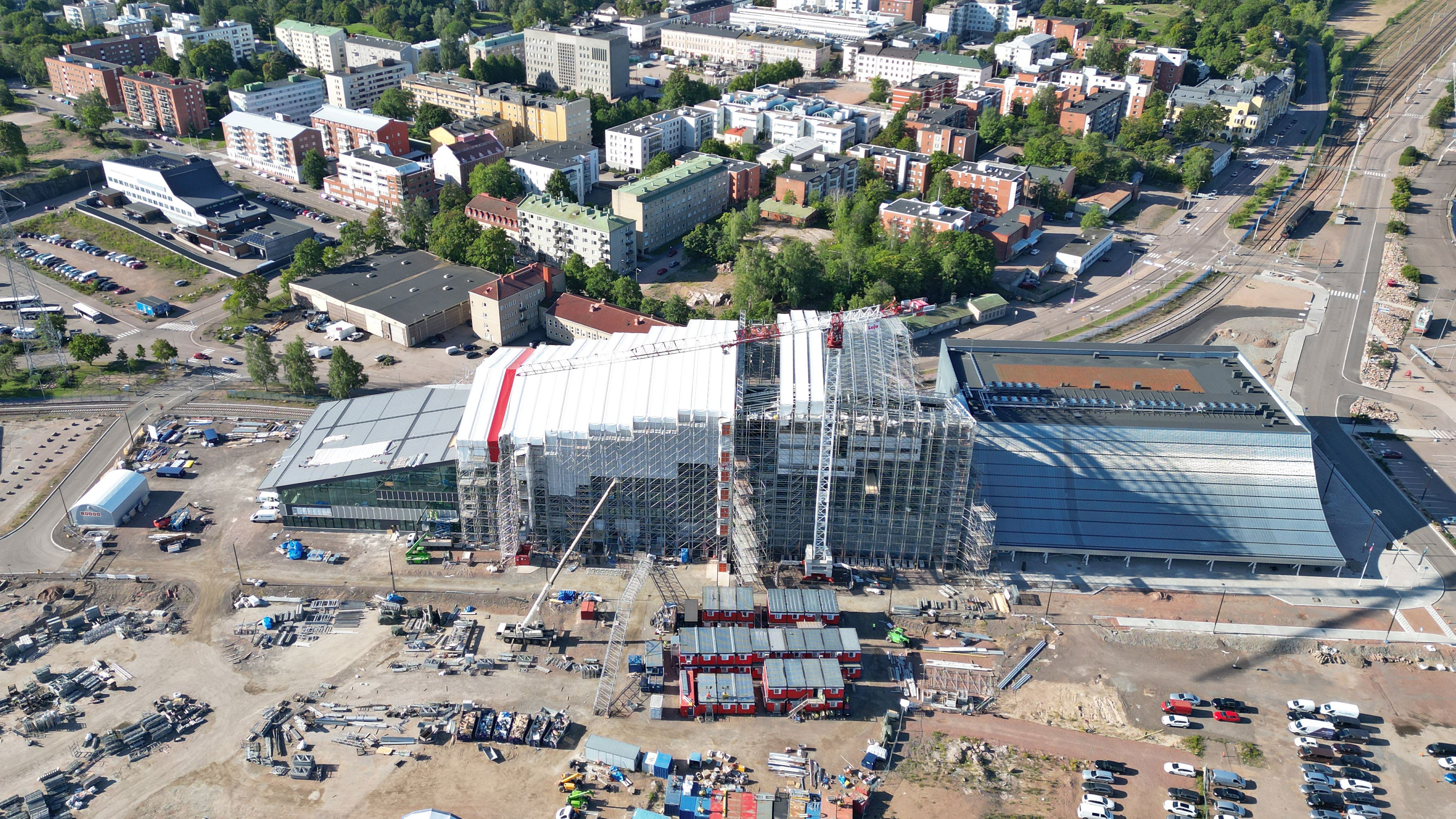 XAMKin uusi kampus rakentuu PERI UP LGS 150 -sääsuojan alla!