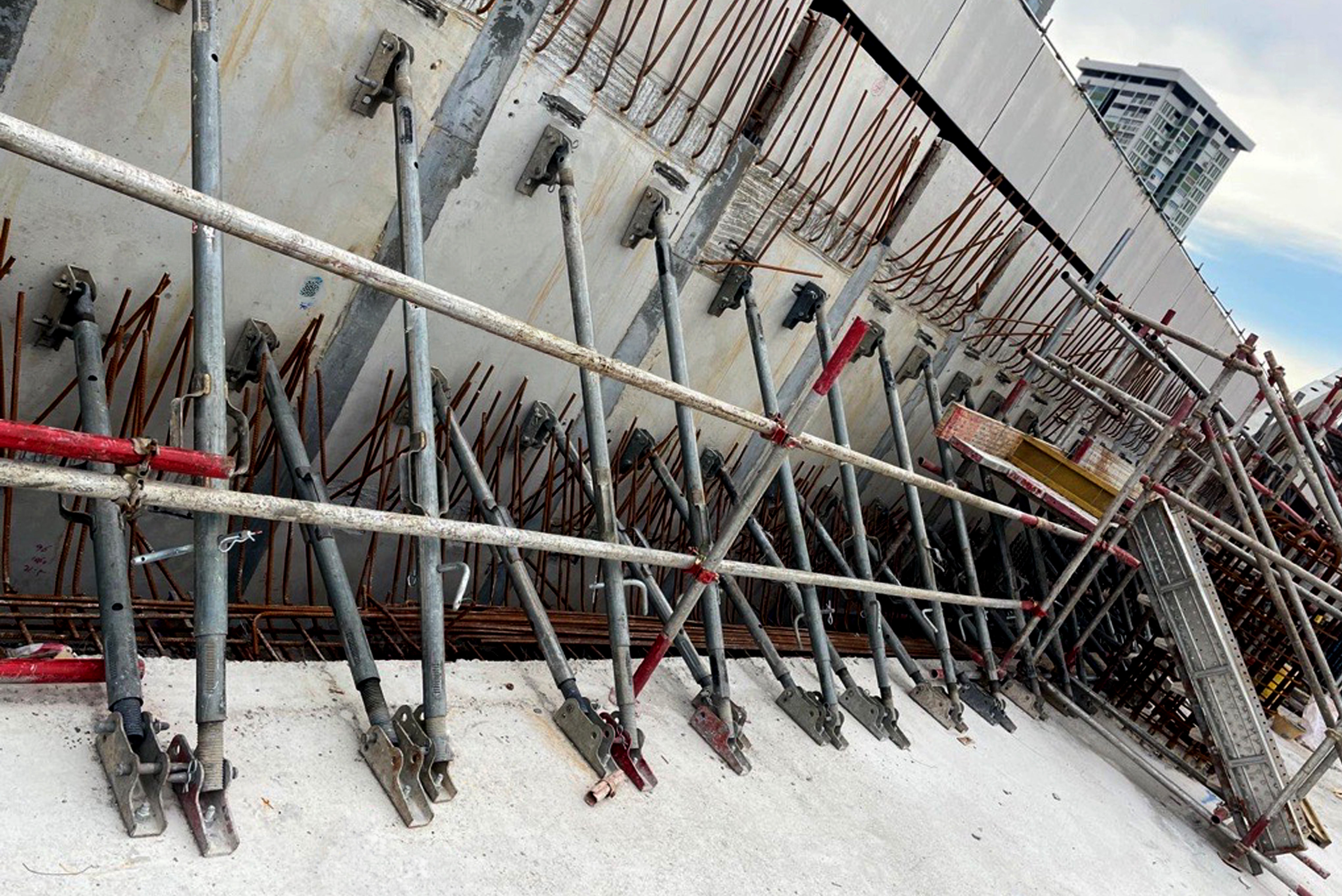 RS650 and RS300 propping precast wall panels on CR116 site