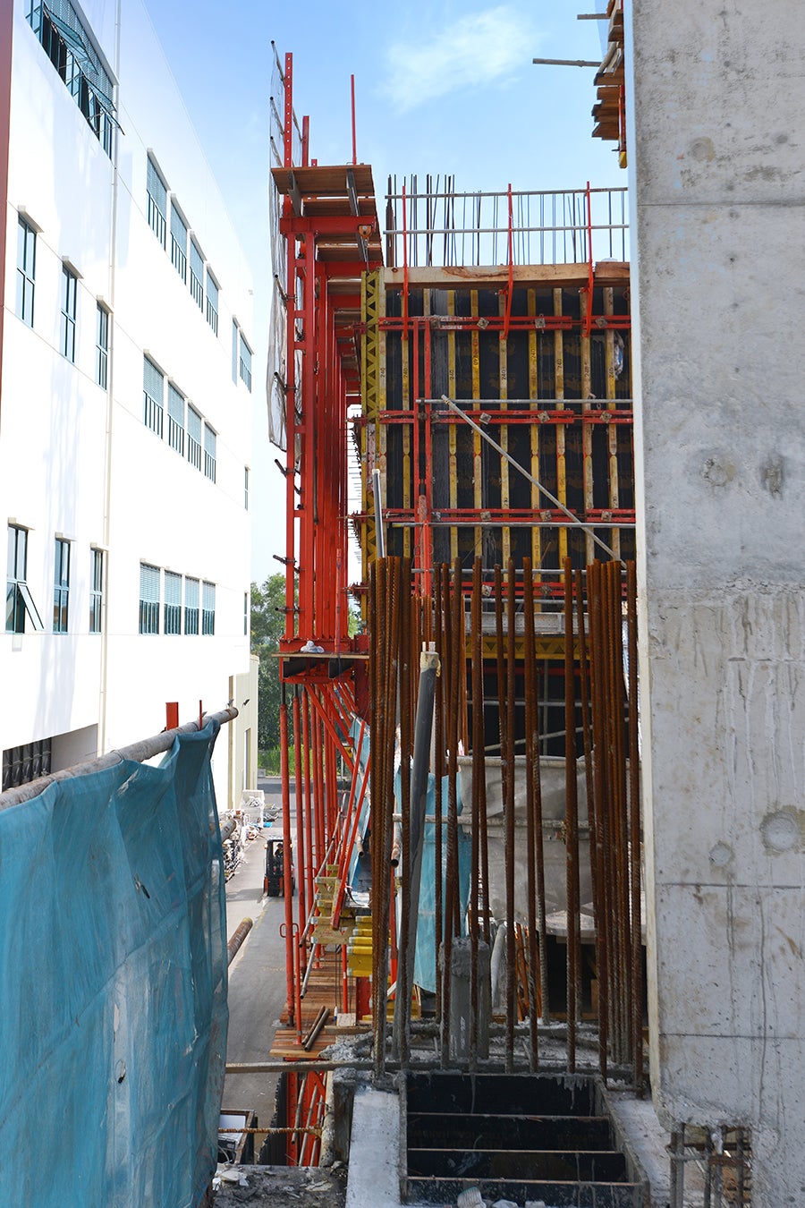 RCS Rail Climbing Formwork system are put to use to accomodate the narrow width of the warehouse space along the side of the road.