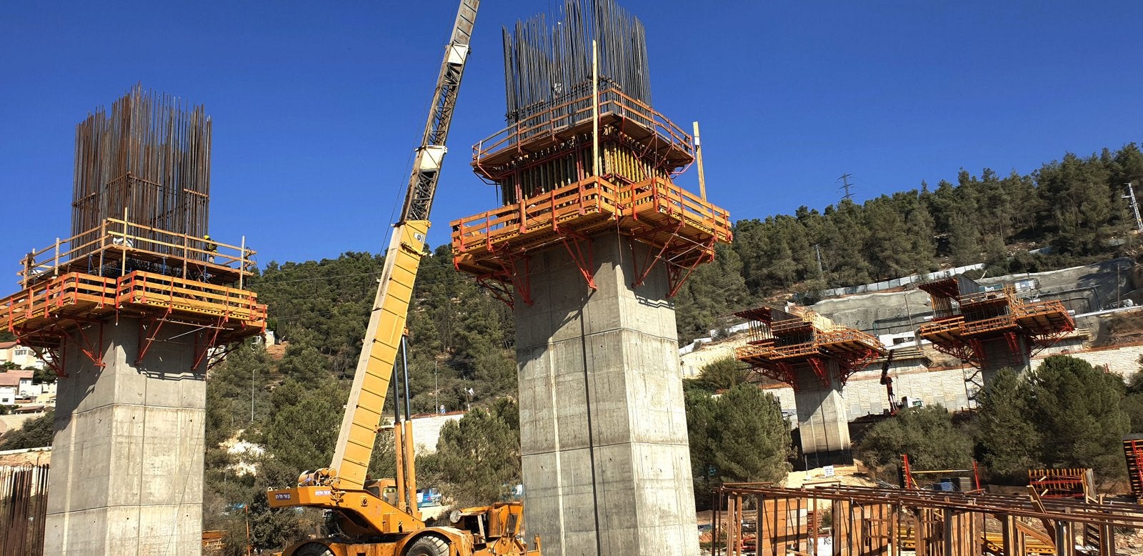 יציקת הניצבים באמצעות תבניות ואריו על גבי פלטפורמות מסוג CB ופלטפורמות מסוג SP, המטפסות באמצעות מנוף.