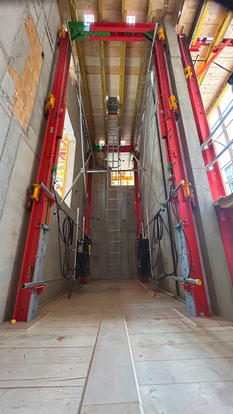 With the new RCS Max Module 2 rail system, there is no need for the cylinders to be repositioned after each lift and it has a longer stroke, promoting quicker cycles. 