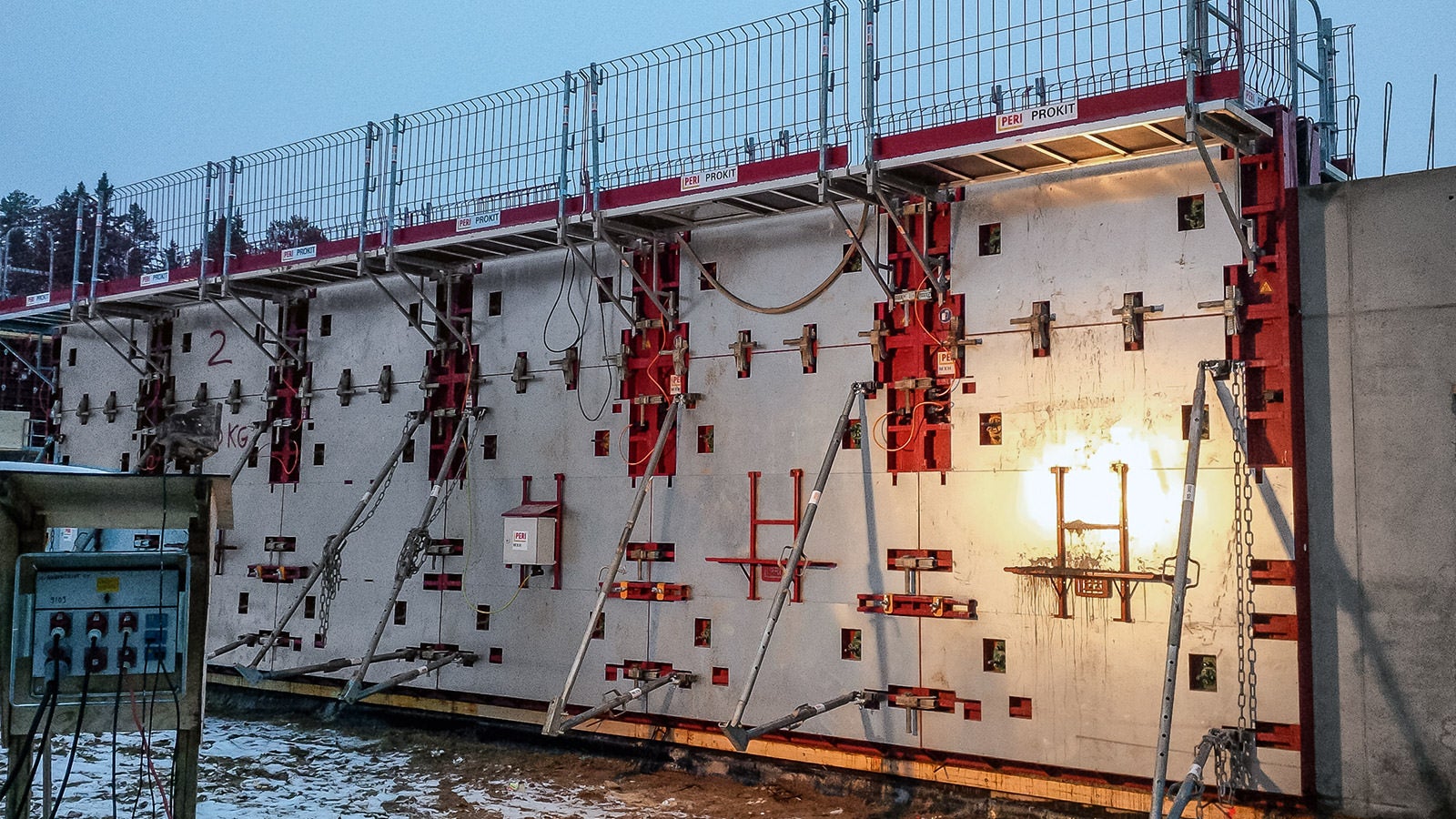 Combined with a heating element, MAXIMO now also offers the right solution for concreting at low temperatures.