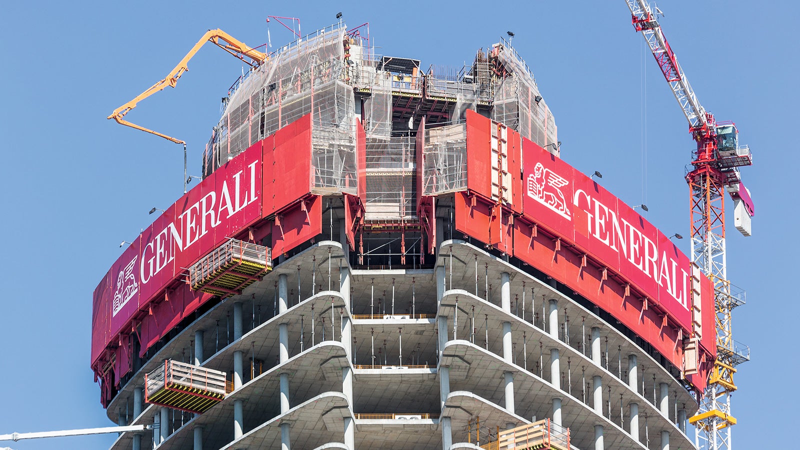 Благодаря модульному принципу система легко адаптируется даже для использования на зданиях, имеющих сложные очертания в плане.