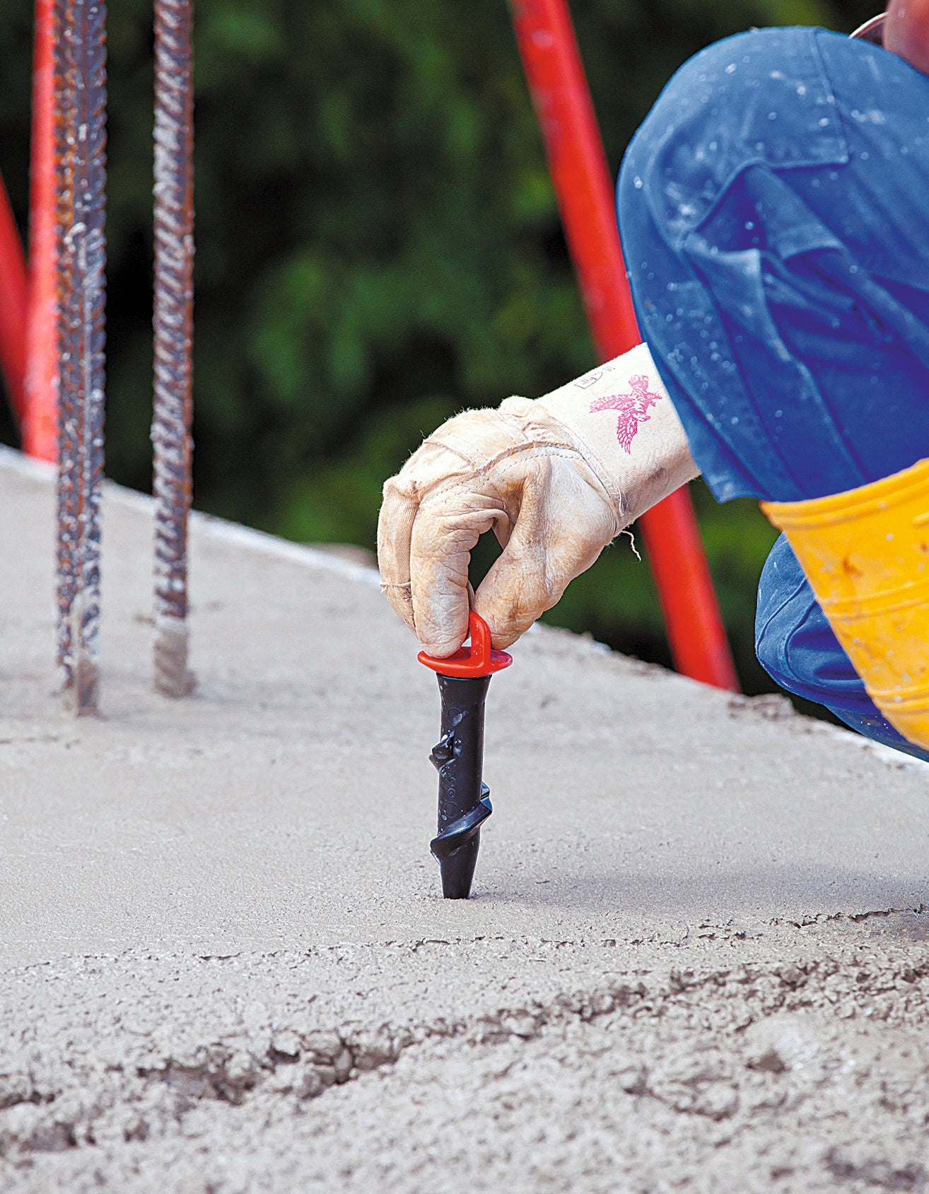 An extremely fast, safe and efficient device to aid fixing edge protection to slabs