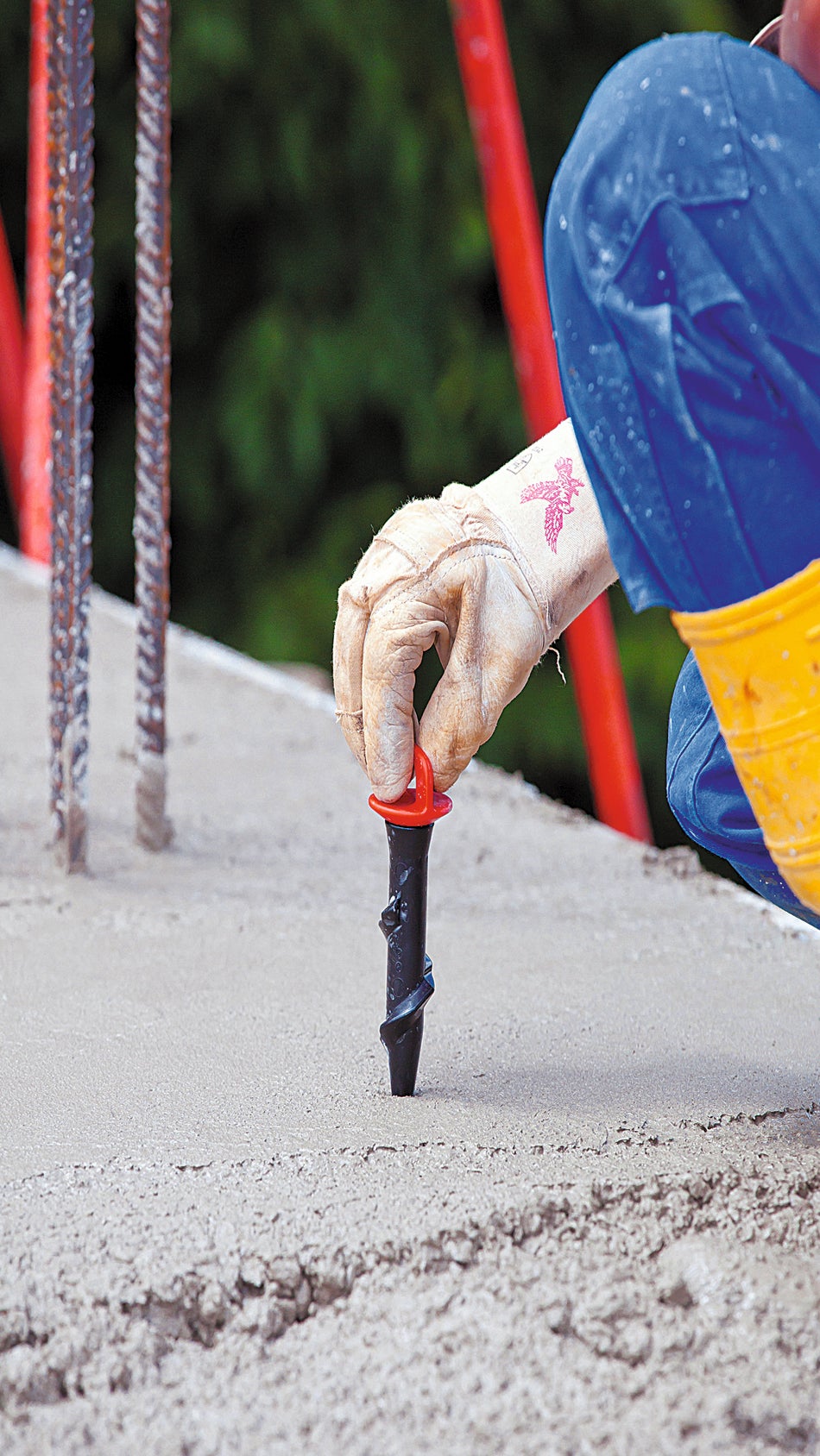 An extremely fast, safe and efficient device to aid fixing edge protection to slabs