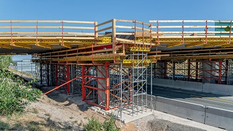 Stavba mostu přes dálnici D10, Zápy