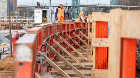 Eenvoudige en snelle oplossing voor de dekrandbekisting m.b.v. het TRIO bekistingssysteem. 