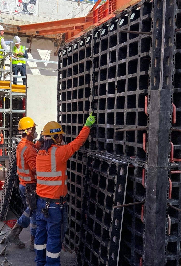 Thanks to the lightweight traits of DUO, workers are able to carry the formworks without the use of cranes.