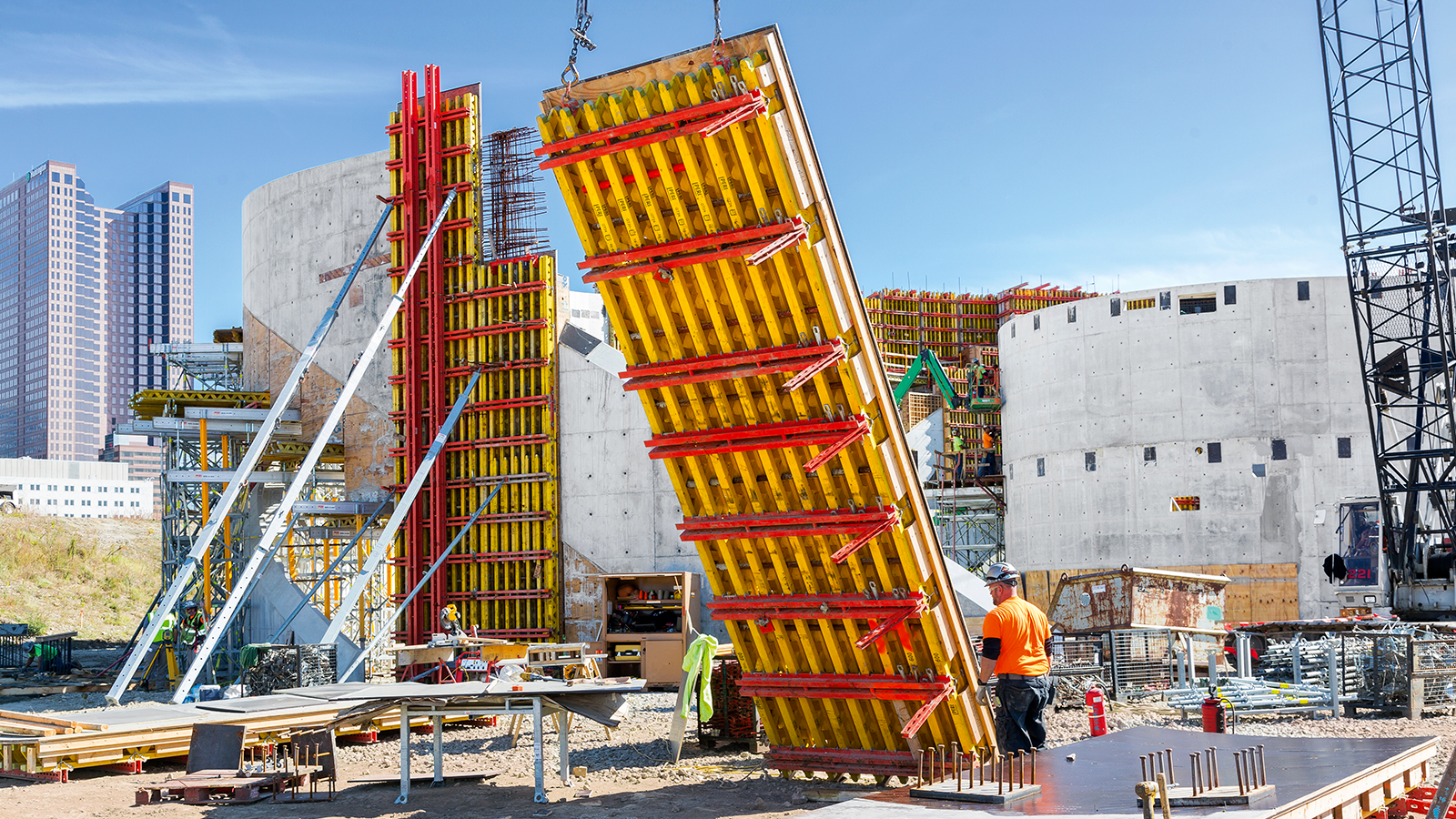 Zwei Bauunternehmen hatten das Projekt abgelehnt, bevor Baker Construction die Herausforderung annahm. Für viele Beteiligten – darunter auch Dan – war es eines der aufregendsten Bauwerke, an denen sie bisher gearbeitet haben.