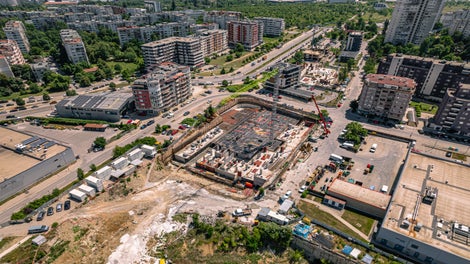 Панорамна снимка, показваща мащаба на проекта и етапа на строителство.