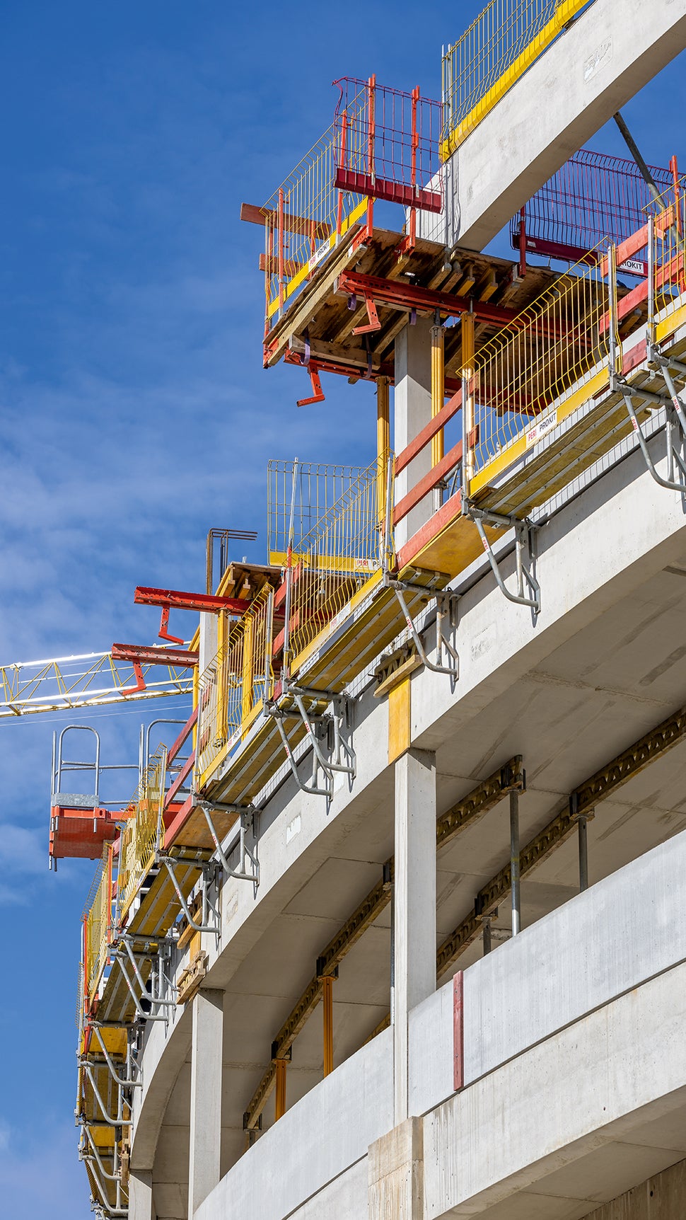 Sonder-Deckentische auf Basis der VARIODECK Stahlriegel-Deckentische dienten gleichermaßen als Arbeitsbühne und Auflagerkonstruktion für die runden Fertigteilbrüstungen. ASG Arbeitsbühnen und der PROKIT Seitenschutz sorgten für einen konsequent hohen Sicherheitsstandard.