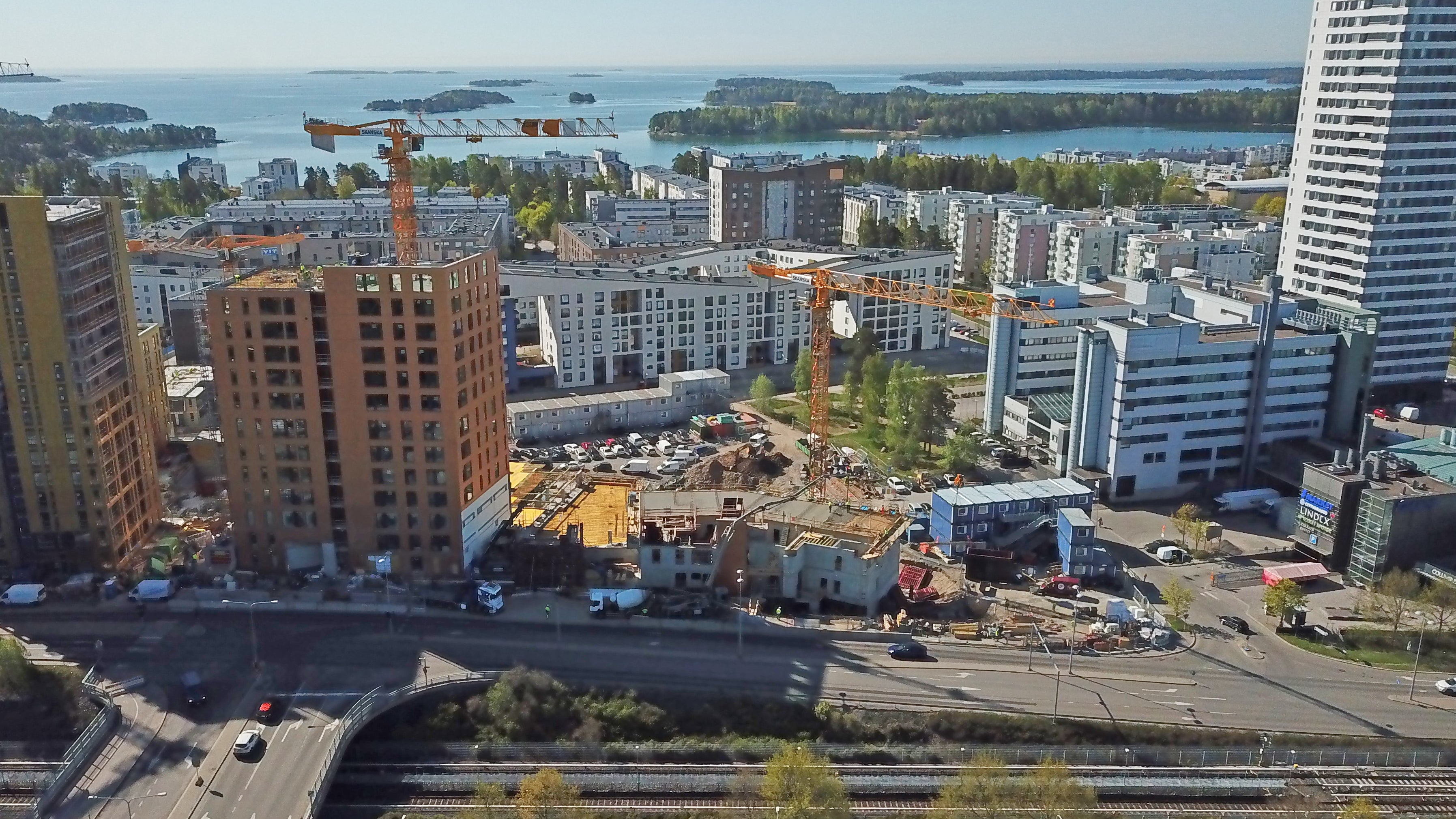 PERI on ollut vahvasti mukana sekä asuintalojen - Hyperion vasemmalla harjakorkeudessaan ja Atlas muutaman kerroksen korkeudessaan oikealla - että Delfiiniparkin toteutuksessa. 