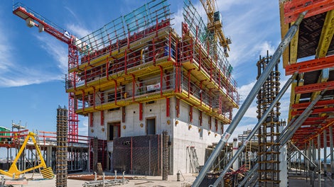 Die kranunabhängig arbeitende PERI Kletterschalungslösung für den zeitkritischen Stahlbetonkern gab 3 Geschosse vorlaufend den 2-Wochen-Takt vor.