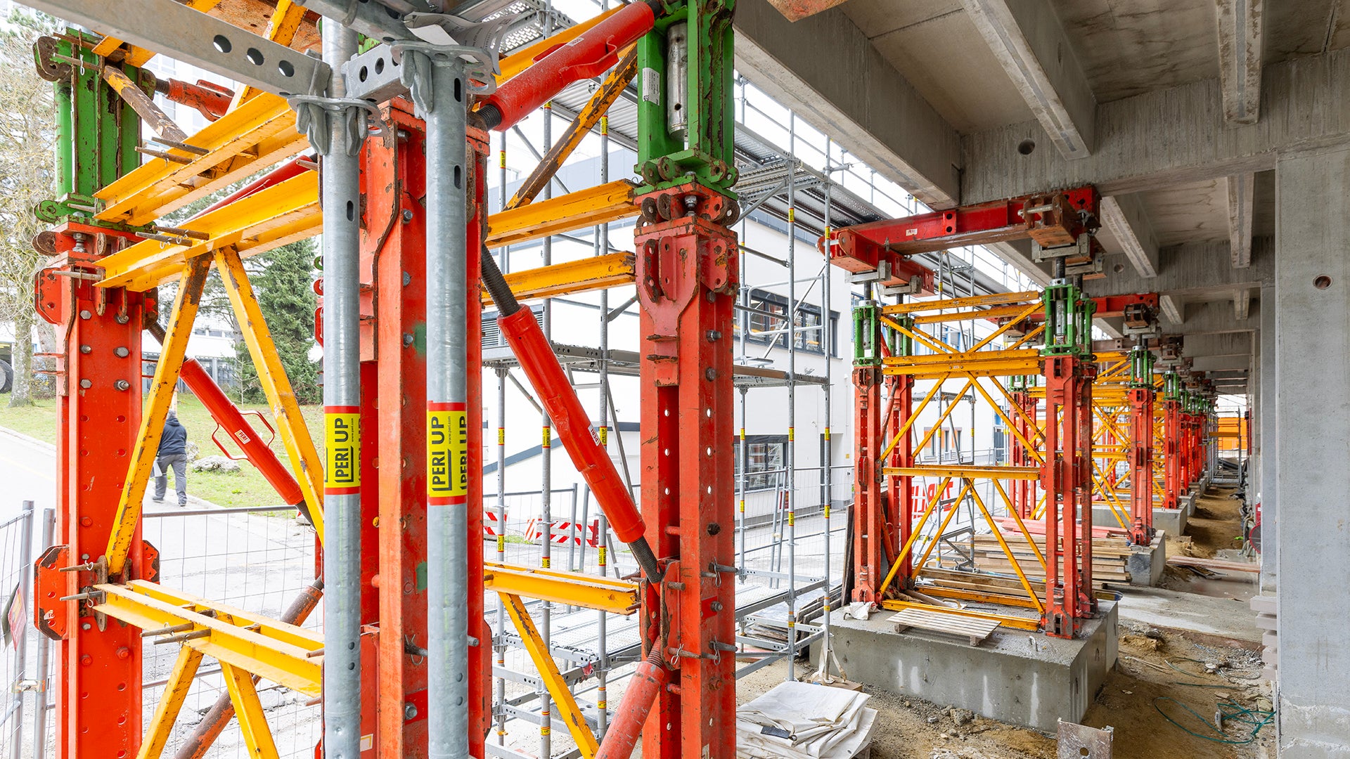 Integriert in die PERI UP Gerüstlösung, unterstützten hochtragfähige VST Lasttürme des VARIOKIT Ingenieurbaukastens die knapp 4 m auskragenden Geschosse während der Bauphase. 