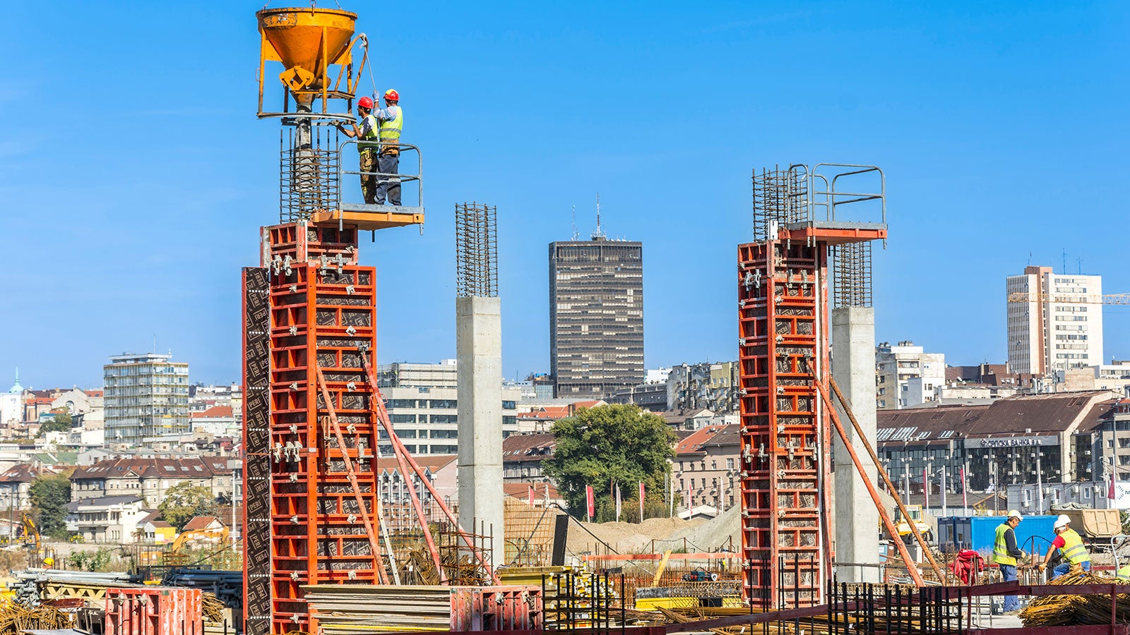 Brza realizacija stubova kvadratnog i pravougaonog poprečnog preseka pomoću TRIO elemenata stubne oplate sa radnom i platformom za betoniranje.