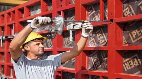 Durch die einseitige Ankertechnik lässt sich mit der Wandschalung MAXIMO besonders schnell und sicher schalen.