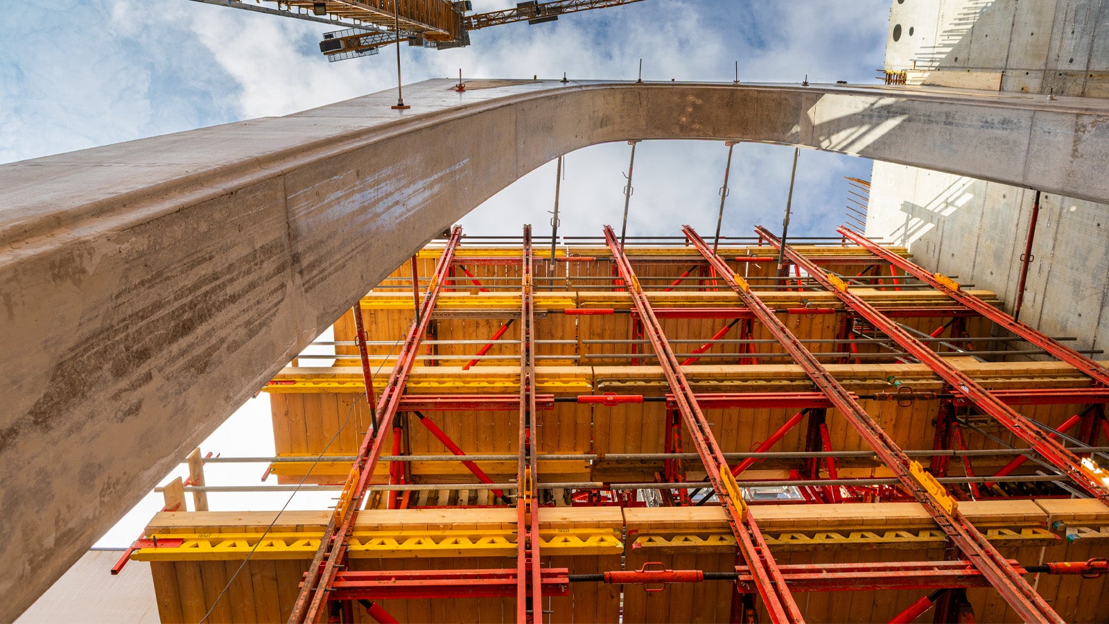 Om een open plintstructuur mogelijk te maken, zijn vijf imposante boogkolommen van 18 meter hoog gerealiseerd.