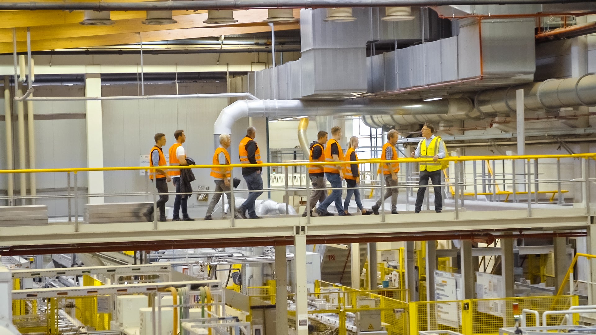 Besucher laufen durch das PERI Werk