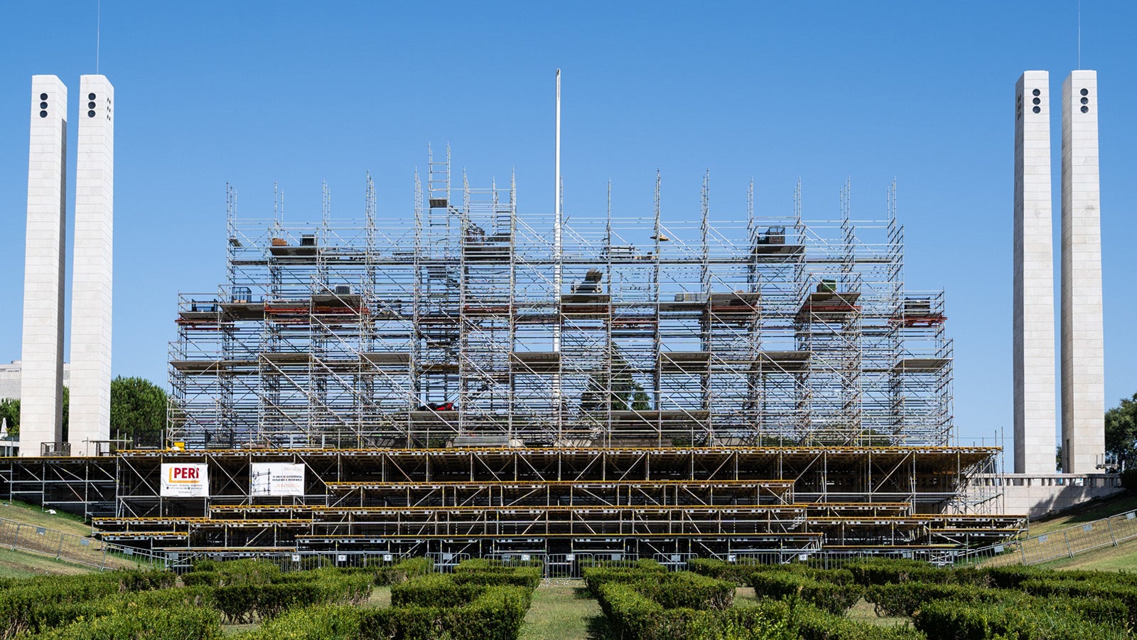 The 26 m high rear tower was a complex structure as it could not be tied and anchored in the usual way. There was also a historic statue in the centre of the scaffolding that needed to be protected. (Photo: PERI SE)<br/>