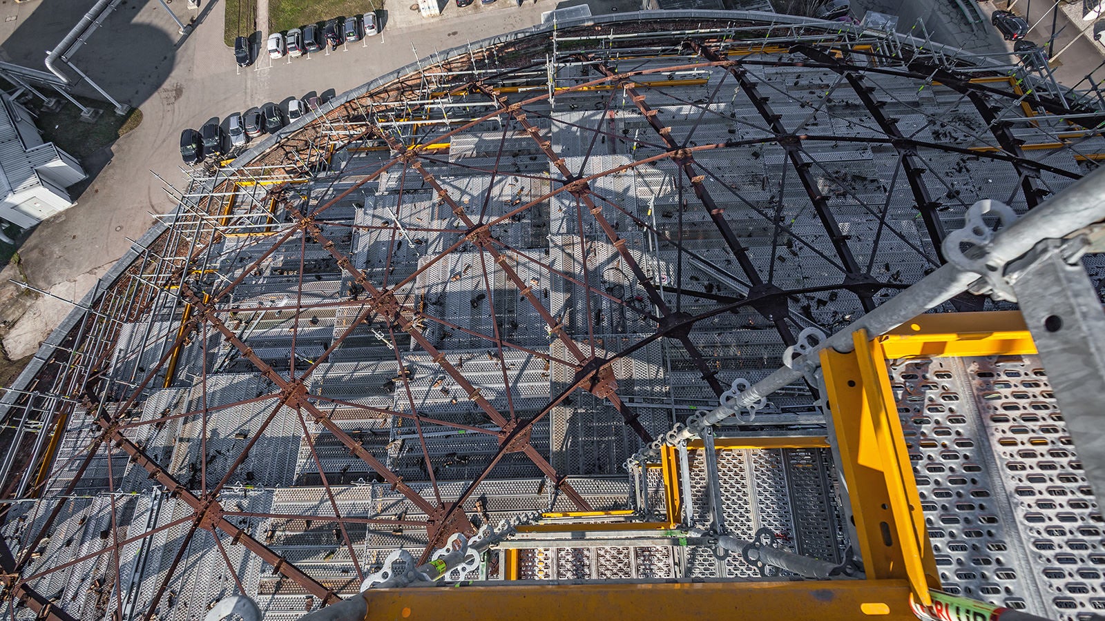 Die Stahlbeläge bei PERI UP Flex weisen eine integrierte Belagsicherung auf, sie waren sofort nach dem Einlegen gesichert. Dadurch konnten zusätzliche Arbeitsschritte eingespart und die Gerüstmontage beschleunigt werden.