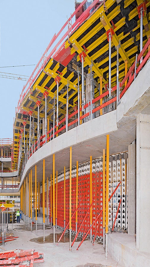 Abaixo das paredes de cisalhamento, os suportes para aplicações pesadas HD 200 transferem cargas lineares de até 400 kN / m e, idealmente, complementam os suportes temporários MULTIPROP.