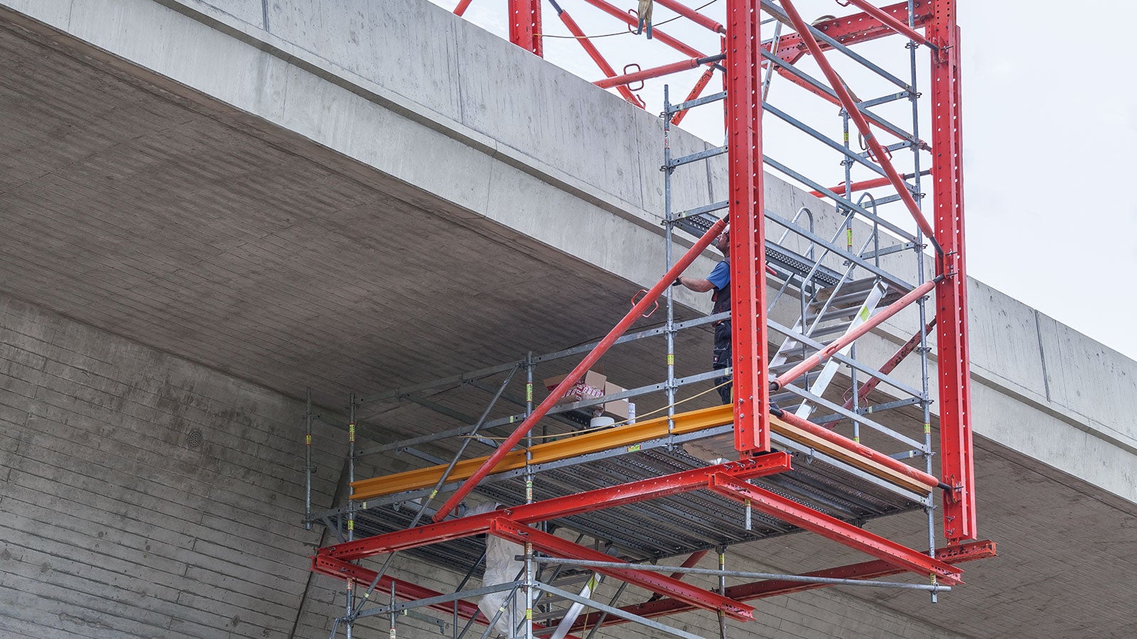 Durch baustellengerechte Systemkombinationen des VARIOKIT Ingenieurbaukastens mit dem PERI UP Flex Modulgerüstsystem sind flexible und projektspezifisch optimierte Baustellenlösungen möglich.