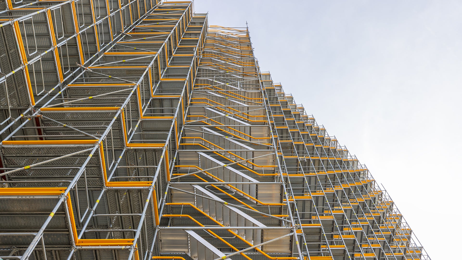 Metrisch kombiniert: Das PERI UP Fassadengerüst basierte auf einem 1,00 m x 1,00 m Gerüstraster, kombiniert mit 2,00 m und 3,00 m Feldlängen.