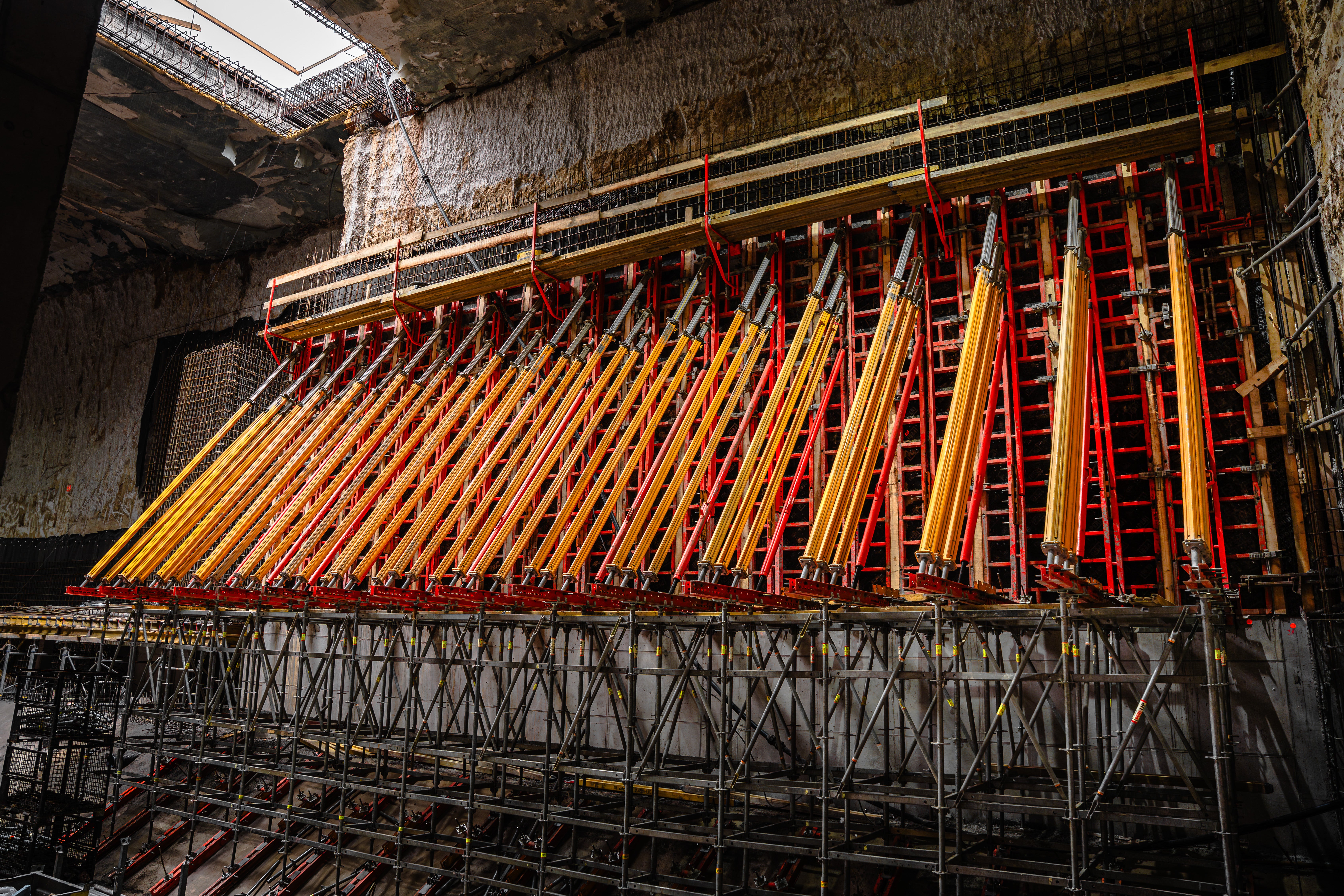 Общ изглед на конфигурацията на кофража и подпорната система, адаптирана към геометрията на метростанцията.