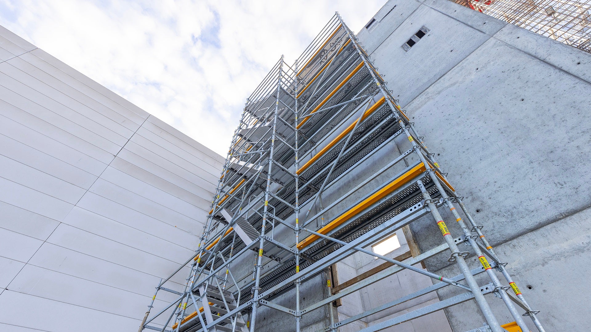 Das PERI UP Bewehrungsgerüst ist ein flexibles, kranversetzbares Arbeitsgerüst für Baustellentätigkeiten wie Bewehren, Schalen und Betonieren.